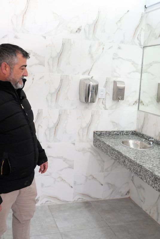 Ya están en uso los nuevos baños en el Polideportivo municipal