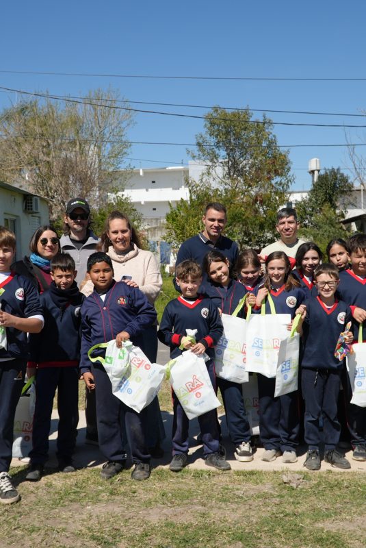 Plantación de árboles en el Paseo de las Diagonales con escuelas de la localidad