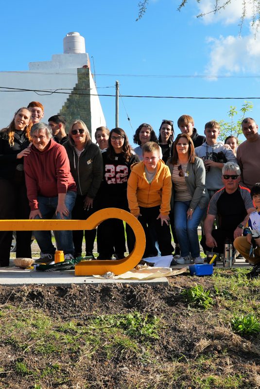 Primer banco amarillo en el Paseo de las Diagonales