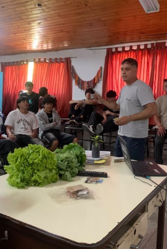 Banquero brindó una charla en la Escuela Vera Peñaloza