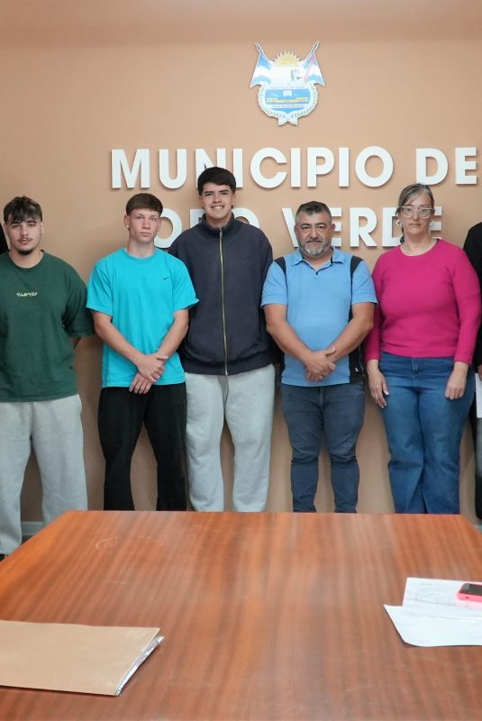 Clement recibió a estudiantes que harán sus prácticas educativas en el Municipio