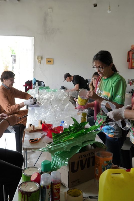 El taller Manos Creativas acelera el ritmo de trabajo a dos meses de la Navidad